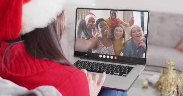 Biała Kobieta Kapeluszu Mikołaja Rozmawiająca Przez Laptopa Różnymi Przyjaciółmi Święta — Wideo stockowe