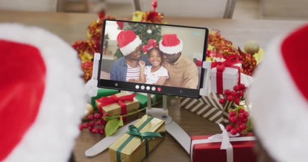Разнообразная Пара Имеющая Рождественский Видеозвонок Африканской Американской Семьей Коммуникационные Технологии — стоковое видео