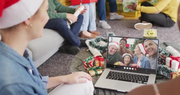 圣诞期间 不同朋友戴着圣诞礼帽在笔记本电脑视频通话中的动画效果 圣诞节 传统和庆祝概念数字制作的视频 — 图库视频影像