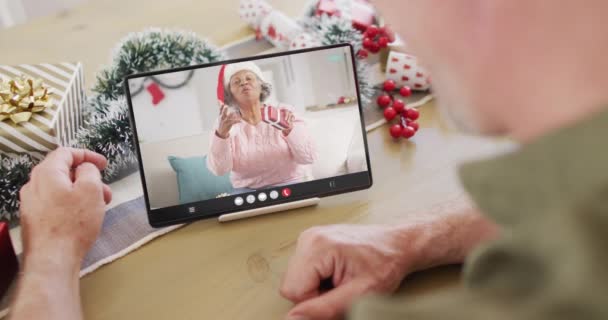 Blanke Man Met Kerstversiering Met Tablet Videogesprek Met Afrikaanse Amerikaanse — Stockvideo