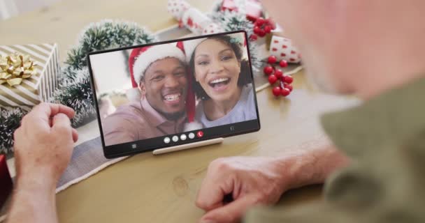 Ανώτερος Καυκάσιος Που Κάνει Χριστουγεννιάτικο Βίντεο Ένα Ζευγάρι Αφροαμερικανών Τεχνολογία — Αρχείο Βίντεο