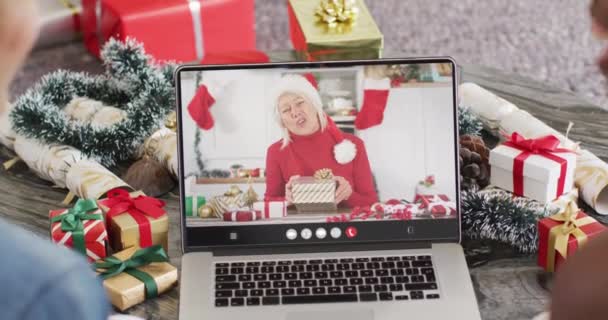 Rozmanitý Pár Který Vánoční Video Hovor Starší Běloškou Komunikační Technika — Stock video
