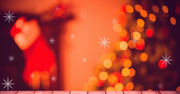 テキストバナーとベルアイコンとクリスマスお祝いイラスト 背景にクリスマスツリーと木製のテーブル 黒い背景に浮かぶ複数の雪片アイコンのアニメーション — ストック動画