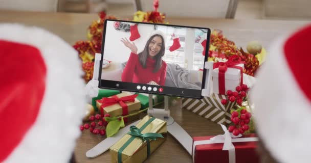 Diverse Paar Met Santa Hoeden Hebben Tablet Video Gesprek Met — Stockvideo