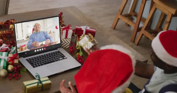 Rozmanitý Pár Který Vánoční Videohovor Starším Mužem Komunikační Technika Vánoce — Stock video