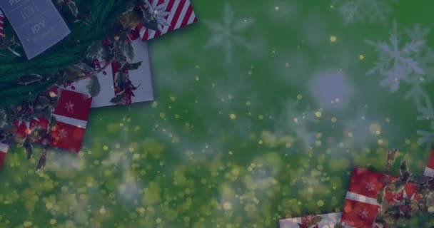这段视频显示了在黑色背景上以催眠动作移动的多个金色亮点 这是一个数字视频生成的圣诞装饰在降雪之上的图像 — 图库视频影像