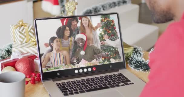 Afrikai Amerikai Férfi Karácsonyi Dekorációval Videóhívással Különböző Barátokkal Karácsony Hagyomány — Stock videók