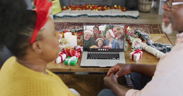 Senior Africký Americký Pár Vánoční Výzdobou Videohovory Různými Přáteli Vánoce — Stock video