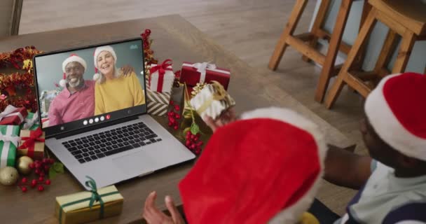 Διαφορετικό Ζευγάρι Που Έχει Χριστουγεννιάτικη Βιντεοκλήση Ηλικιωμένο Ζευγάρι Τεχνολογία Επικοινωνίας — Αρχείο Βίντεο