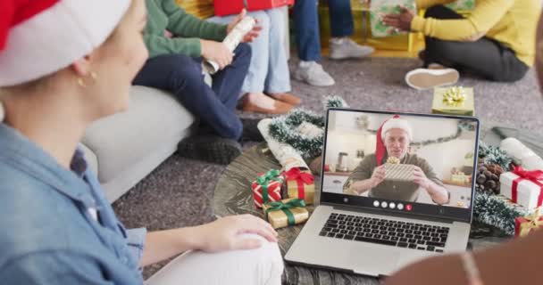 Rozmanitá Skupina Přátel Kteří Mají Vánoční Video Hovor Starším Bělochem — Stock video