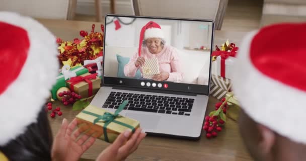 Animación Pareja Diversa Sombreros Santa Videollamada Portátil Con Mujer Navidad — Vídeo de stock