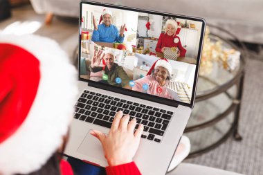 Kafkasyalı kadın çeşitli insanlarla yılbaşı videosu çekiyor. İletişim teknolojisi ve noel, dijital kompozit görüntü.