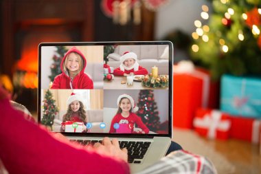 Oturma odasında evde noel dizüstü bilgisayar kullanarak Redhead