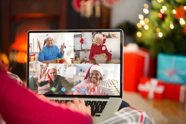 Oturma odasında evde noel dizüstü bilgisayar kullanarak Redhead
