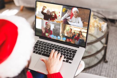 Kafkasyalı kadın çeşitli insanlarla yılbaşı videosu çekiyor. İletişim teknolojisi ve noel, dijital kompozit görüntü.
