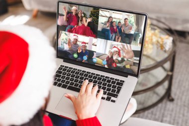 Kafkasyalı kadın çeşitli insanlarla yılbaşı videosu çekiyor. İletişim teknolojisi ve noel, dijital kompozit görüntü.