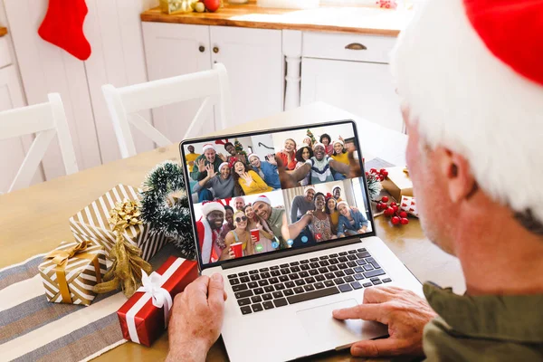 高级高加索人男子与不同的人有圣诞节视频通话 通信技术和圣诞节数字合成图像 — 图库照片