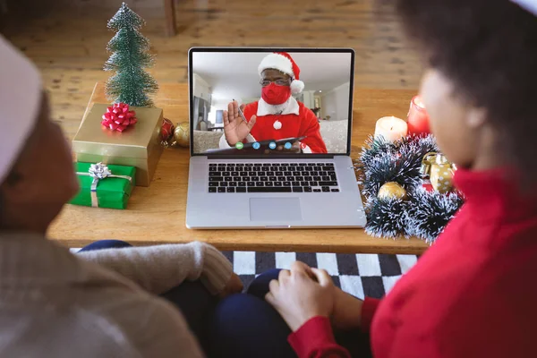 Afrikanskt Amerikanskt Par Som Har Julvideosamtal Med Senioramerikan Kommunikationsteknik Och — Stockfoto