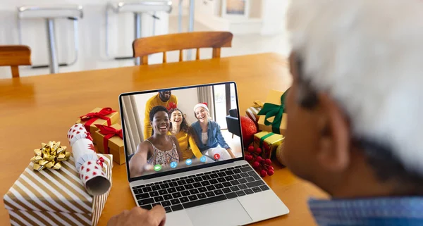 老年人与不同的人有圣诞视频通话 通信技术和圣诞节数字合成图像 — 图库照片