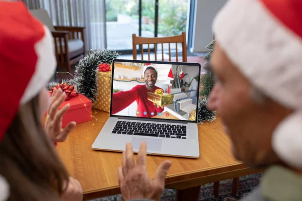 Couple Caucasien Senior Ayant Appel Vidéo Noël Avec Homme Afro — Photo