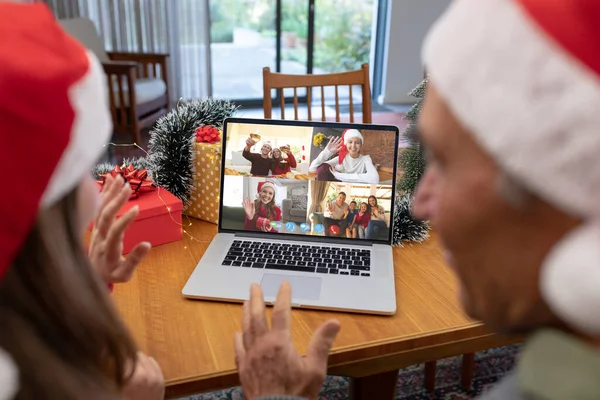 Couple Caucasien Senior Ayant Appel Vidéo Noël Avec Diverses Personnes — Photo