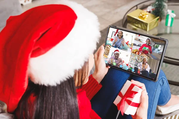 多様な人々とクリスマスビデオ通話を持つ白人女性 通信技術とクリスマス デジタル複合画像 — ストック写真