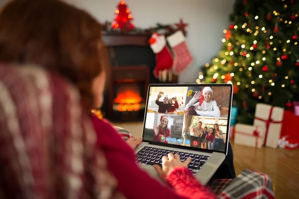 Ruiva Digitando Laptop Poltrona Natal Casa Sala Estar — Fotografia de Stock