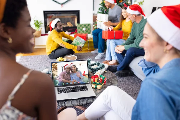 Diverso Grupo Amigos Fazendo Videochamada Natal Com Casal Afro Americano — Fotografia de Stock