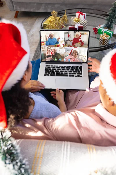 各种各样的朋友和各种各样的人打圣诞视频电话 通信技术和圣诞节数字合成图像 — 图库照片