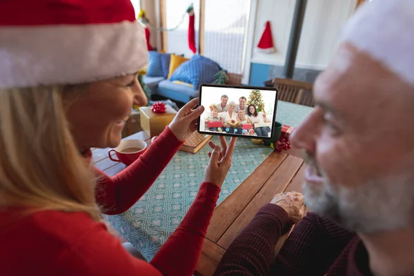 高级高加索夫妇与高加索家庭有圣诞节视频通话 通信技术和圣诞节数字合成图像 — 图库照片