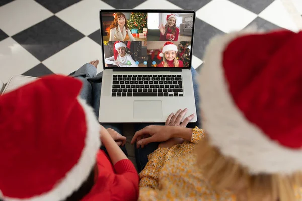 多様な人々とクリスマスビデオ通話を持つ多様なカップル 通信技術とクリスマス デジタル複合画像 — ストック写真