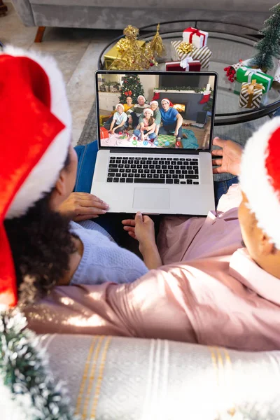 白人の家族とクリスマスビデオ通話をしている友人の多様なグループ 通信技術とクリスマス デジタル複合画像 — ストック写真