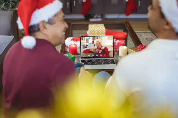 Senior Biracial Man Zijn Volwassen Zoon Hebben Kerst Video Gesprek — Stockfoto