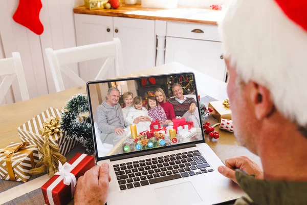 Homme Caucasien Senior Ayant Appel Vidéo Noël Avec Famille Caucasienne — Photo