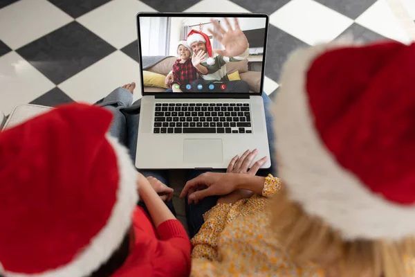 白人男性と彼の息子とクリスマスビデオ通話をしている多様なカップル 通信技術とクリスマス デジタル複合画像 — ストック写真