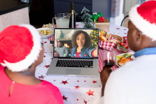 Ett Afrikanskt Par Som Har Julvideosamtal Med Ett Afrikanskt Amerikanskt — Stockfoto