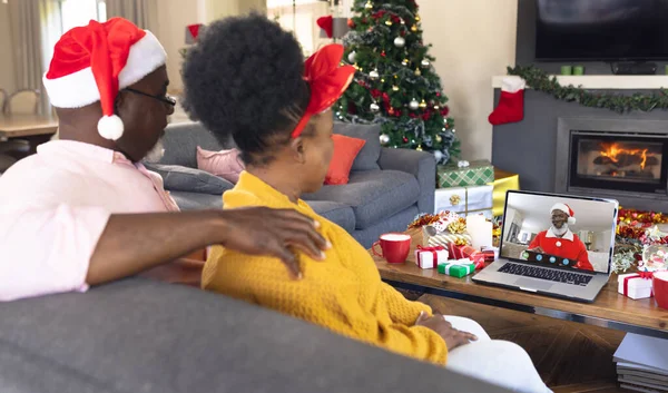 Couple Afro Américain Senior Ayant Appel Vidéo Noël Avec Homme — Photo