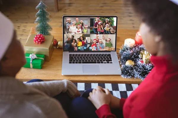 非洲裔美国人夫妇与不同的人有圣诞视频通话 通信技术和圣诞节数字合成图像 — 图库照片