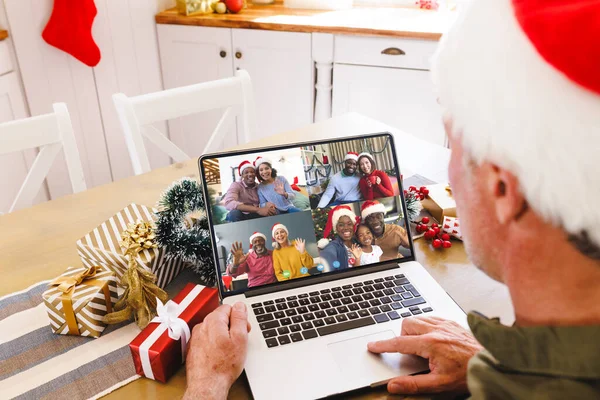 高级高加索人男子与不同的人有圣诞节视频通话 通信技术和圣诞节数字合成图像 — 图库照片