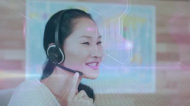 Mutlu Asyalı kadın çağrı merkezi çalışanı üzerinde dijital alan ve ışıkların animasyonu. İş, bağlantılar, iletişim ve teknoloji konsepti dijital olarak oluşturulmuş video.