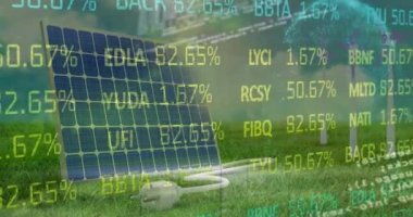 Güneş panelleri üzerinden finansal verilerin ve grafiklerin animasyonu. Ekoloji, yeşil enerji, ekolojik güç ve teknoloji konsepti dijital olarak oluşturulmuş video.