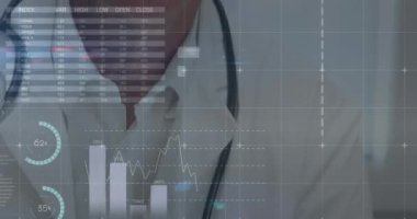 Finansal verilerin ve grafiklerin animasyonu Kafkasyalı üst düzey bir erkek doktora göre. Sağlık, ilaç, finans ve ekonomi konsepti dijital olarak oluşturulmuş video.