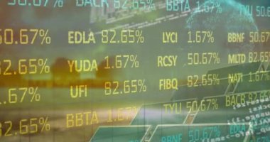 Güneş panelleri üzerinden finansal verilerin ve grafiklerin animasyonu. Ekoloji, yeşil enerji, ekolojik güç ve teknoloji konsepti dijital olarak oluşturulmuş video.