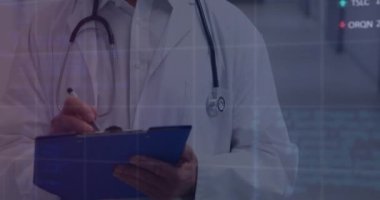 Finansal verilerin ve grafiklerin animasyonu Kafkasyalı üst düzey bir erkek doktora göre. Sağlık, ilaç, finans ve ekonomi konsepti dijital olarak oluşturulmuş video.