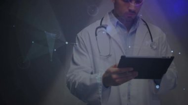 Kafkas erkek doktor üzerinden bağlantı ağının animasyonu. Dijital olarak üretilen sağlık, tıp, bağlantılar ve teknoloji konsepti.