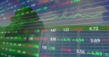 Güneş panelleri üzerinden finansal verilerin ve grafiklerin animasyonu. Ekoloji, yeşil enerji, ekolojik güç ve teknoloji konsepti dijital olarak oluşturulmuş video.