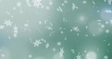 Yeşil zemin üzerine düşen kar tanelerinin ışıklarla canlandırılması. Noel, kış, gelenek ve kutlama konsepti dijital olarak oluşturulmuş video.