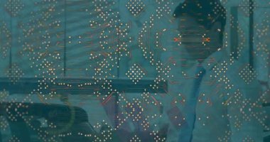 Çift ırklı iş adamının birleşik devresinin animasyonu. Küresel ağ, iletişim, iş ve teknoloji kavramı dijital olarak oluşturulmuş video.