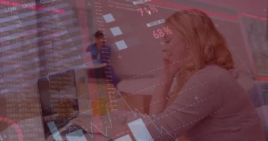 Ofiste dizüstü bilgisayarda çalışan beyaz bir kadının veri işleme ve grafiklerinin animasyonu. İş, iletişim, finans ve teknoloji konsepti dijital olarak oluşturulmuş video.