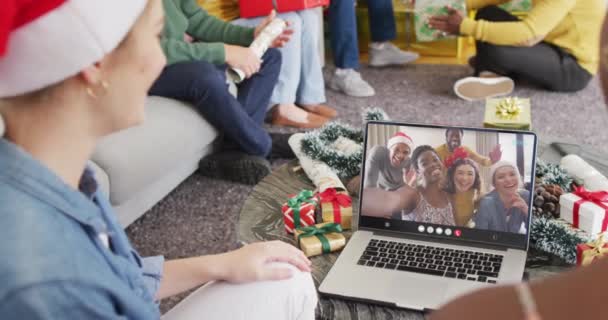 Různí Přátelé Santa Klobouky Notebookem Videohovory Různými Přáteli Vánoce Oslavy — Stock video